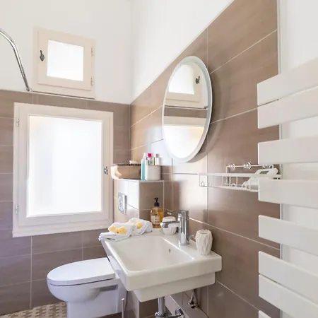 T2 Climatise De Charme, Pour Couple Proche Arenes Maisoncarreeconciergerie Apartment