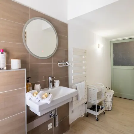 Apartment T2 Climatise De Charme, Pour Couple Proche Arenes Maisoncarreeconciergerie Nimes